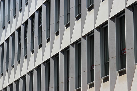 bygning, geometri, perspektiv, vindu, by, skyskraper, hjem, kontor, bygge eksteriør, arkitektur, bygget struktur, ingen folk, glass - materiale, dag, full ramme, lav vinkel visning, moderne, utendørs, bakgrunn, gjentakelse, mønster, refleksjon, sollys, på rad, kontorbygning eksteriør, 4K, CC0, offentlig domene, opphavsrett gratis