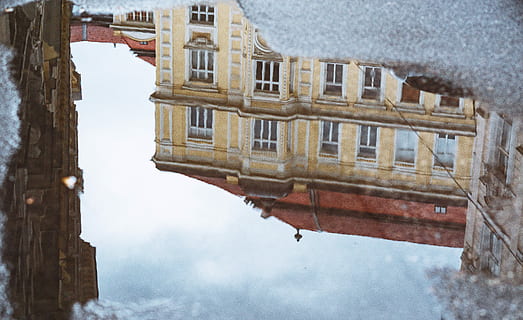 edificio pintado de amarillo, foto al revés, casa, charco, edificio, reflexión, arquitectura, exterior del edificio, estructura construida, naturaleza, agua, día, invierno, nadie, al aire libre, temperatura fría, cielo, ventana, ciudad, nieve, congelado, destinos de viaje, canal, 5K, CC0, dominio público, libre de derechos