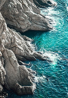 grå, klint, legeme, vand, dagtimerne, antenne, fotokroppe, sprøjt, klipper, hav, klippe, skønhed i naturen, rock-objekt, solid, rock formation, scenics - natur, natur, ingen mennesker, dag, ro, høj vinkel visning, havnefronten, rolig scene, udendørs, idyllisk, blå, jord, turkisfarvet, klippekyst, eroderet, 5K, CC0, offentligt domæne, royaltyfrie