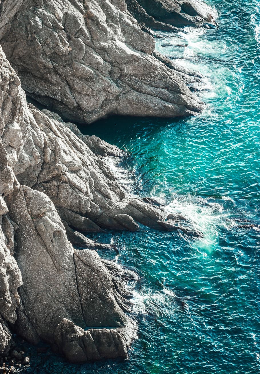 grå, klint, legeme, vand, dagtimerne, antenne, fotokroppe, sprøjt, klipper, hav, klippe, skønhed i naturen, rock-objekt, solid, rock formation, scenics - natur, natur, ingen mennesker, dag, ro, høj vinkel visning, havnefronten, rolig scene, udendørs, idyllisk, blå, jord, turkisfarvet, klippekyst, eroderet, 5K