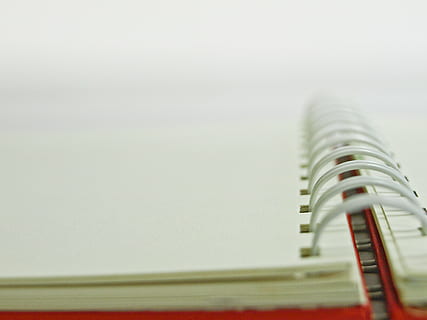 notebook alb, Notă, carte, hârtie, jurnal, nici o persoana, selectiv, spațiu copie, caiet cu spirale, a închide, publicare, în interior, arhitectură, birou, consecutiv, arta culturii și divertismentului, natură moartă, zi, studio shot, natură, masa, educaţie, construită, 2K, CC0, domeniu public, fără drepturi de autor