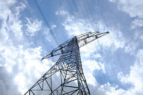 photo à faible angle, électrique, poster, partiellement, nuageux, journée, pylône, actuel, électricité, strommast, ligne électrique, énergie, haute tension, les lignes électriques, ligne, lignes, isolateurs, poteaux électriques, renforcer, caténaire, elektrik, risque, source de courant, tir faible angle, La technologie, lignes supérieures, bleu, smog électronique, champs alternatifs magnétiques, fils, les mâts, ciel, des nuages, Tension, distribution d'électricité, nuage - ciel, faible angle de vue, câble, lien, pylône électrique, structure construite, métal, la nature, personne, production de carburant et d'électricité, architecture, industrie, en plein air, communications globales, complexité, alliage, équipement électrique, 4K, CC0, domaine public, libre de droits