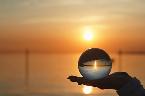 overfladisk, fokus fotografering, person, bedrift, krystalkugle, solnedgang, sol, daggry, skumring, himmel, glas bold, sommer, hånd, bold, aftenhimmel, aften, oransje himmel, efterglød, lake constance, en person, vand, natur, afspejling, hav, sfære, menneskelig kropsdel, uigenkendelig person, sollys, menneskelig hånd, skønhed i naturen, scenics - natur, kropsdel, udendørs, horisont over vand, finger, 5K, CC0, offentligt domæne, royaltyfrie