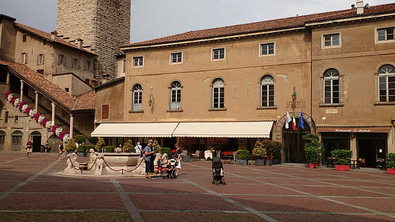 Plaza, Universität, Quelle, die Architektur, Gebäudehülle, gebaute Struktur, Gebäude, Männer, Gruppe von Leuten, Stadt, echte Menschen, Frau, Menge, Tag, Menschen, Straße, Erwachsene, Sport, Fenster, Lebensstile, Transport, Natur, 4K, CC0, gemeinfrei, lizenzfrei