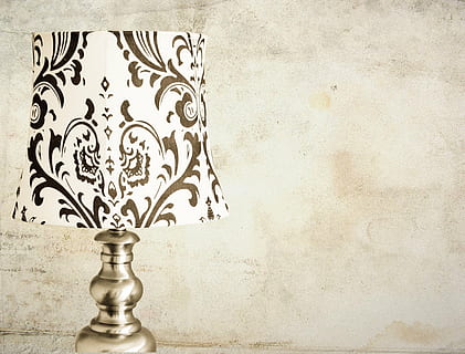 Marrone, bianca, floreale, lampada da tavolo, beige, superficie, lampada, parete, tavolo, lato, vuoto, interno, mobilia, decorazione, moderno, design, pulito, modello, camera, luce, monocromatico, dipingere, ornato, vecchio stile, caratteristica della parete, in stile retrò, vecchio, arredamento, antico, nessuno, giochi di svago, copia spazio, in casa, concorrenza, sfondi, rilassamento, successo, singolo oggetto, avvicinamento, semplicità, attività di svago, scacchi, vincente, gioco da tavolo, gioco, motivo floreale, lampada elettrica, effetto strutturato, 2K, CC0, dominio pubblico, privo di copyright