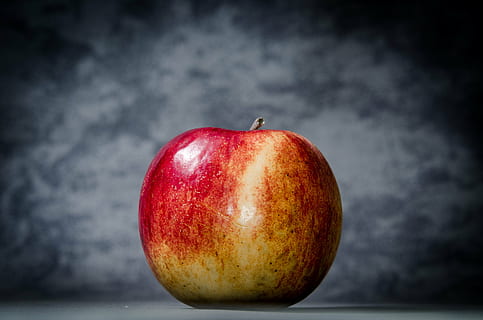 rosso, Mela, grigio, sfondo, formazione scolastica, scuola, conoscenza, mele, libro, frutta, cibo, mela - frutto, freschezza, maturo, mangiare sano, biologico, dieta, cibo vegetariano, sfondi, cibo e bevande, benessere, girato in studio, singolo oggetto, in casa, sfondo nero, sfondo colorato, avvicinamento, nessuno, uno stile di vita sano, natura, stelo vegetale, nuvola - cielo, 4K, CC0, dominio pubblico, privo di copyright