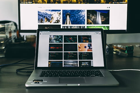 MacBook, Profi, gedreht, platziert, hölzern, Tabelle, schwarz, Silber Laptop-Computer, Technologie, Computer, kabellose Technologie, Kommunikation, Verbindung, drinnen, Laptop, Computerausrüstung, Computerbildschirm, Internet, keine Leute, Gerätebildschirm, Computernetzwerk, Geschäft, Steuerung, Nahansicht, Bildschirm, Kunst, Kultur und Unterhaltung, Fernsehgerät, Flachbildschirm, elektrische Ausrüstung, globale Kommunikation, 5K, CC0, gemeinfrei, lizenzfrei