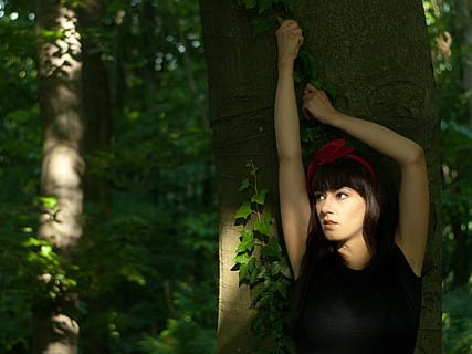 femme, permanent, arbre, Oui, non, Comment, femmes, forêt, la nature, en plein air, personnes, les femelles, belle, mode, beauté, une personne, jeune adulte, plante, portrait, coiffure, cheveux, tronc d'arbre, adulte, tronc, regarder la caméra, cheveux longs, cheveux noirs, Activité de loisir, jeune femme, vue de face, belle femme, des bois, contemplation, bras humain, 2K, CC0, domaine public, libre de droits