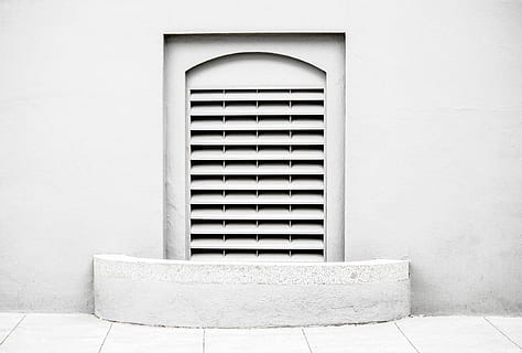 persiana de porta blanca, ventall d’acer blanc, finestra, a la vida, blanc, marc, arquitectura, façana, funció de construcció de parets, cap gent, arquitectura i edificis, exterior de l'edifici, estructura construïda, arc, dia, edifici, tancat, a l'aire lliure, paret, conducte d'aire, forma geomètrica, patró, casa, protecció, seguretat, ciutat, vell, 4K, CC0, domini públic, lliure de regalies