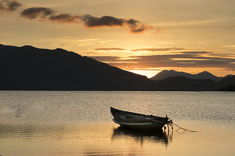boot, lichaam, water, zonsondergang, eenzaam, gevoel, Wacht, kalmte, ziel, achtergrond, leuk, groen, de boot, de wolk, kleur, volle kleur, het platteland, avond, blootstelling, visvangst, horizon, buitenshuis, landschap, licht, lang, mensen, natuur, oud, sinaasappels, vrede, vredig, ao, riet, reflecteren, kom tot rust, rust uit, Golf, de zee, hemel, klein, de lente, zomer, de zon, zonsopkomst, tijd, reizen, twee, vakantie, zien, hout, nautisch schip, vervoer, wijze van transport, berg-, scenics - natuur, schoonheid in de natuur, rustige scène, wolk - lucht, bergketen, zee, reflectie, silhouet, Oranje kleur, geen mensen, roeiboot, vissersboot, 5K, CC0, publiek domein, royaltyvrij
