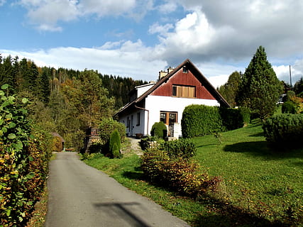 blanco, marrón, de madera, casa, tiempo de día, cabaña, recreación, primavera, belleza, los arboles verdes, pequeña casa, la carretera, calle, montañas, bosque, verde, edificio residencial, al aire libre, hierba, escena rural, naturaleza, planta, árbol, arquitectura, estructura construida, exterior del edificio, edificio, cielo, nube - cielo, dirección, el camino a seguir, nadie, Distrito residencial, día, crecimiento, transporte, belleza en la naturaleza, color verde, perspectiva decreciente, cobertura, 2K, CC0, dominio público, libre de derechos