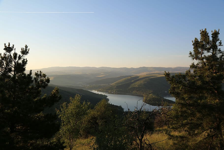 muntanya, vista sobre el llac, aigua, llac, bosc, arbre, paisatge, ankara, planta, cel, escenics - natura, bellesa a la natura, escena tranquil·la, tranquil·litat, naturalesa, cap gent, escena no urbana, medi ambient, cel clar, dia, riu, vista d’angle alt, a l'aire lliure, 5K