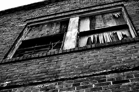 vell, trencat, finestra, edifici, rústic, blanc i negre, exterior de l'edifici, arquitectura, paret de maó, estructura construïda, abandonat, putrefacció, casa, cap gent, sostre, vista d’angle baix, maó, paret, resistent, dia, barri residencial, espatllat, funció de construcció de parets, aixafar, declivi, deteriorament, a l'aire lliure, arruïnat, 4K, CC0, domini públic, lliure de regalies