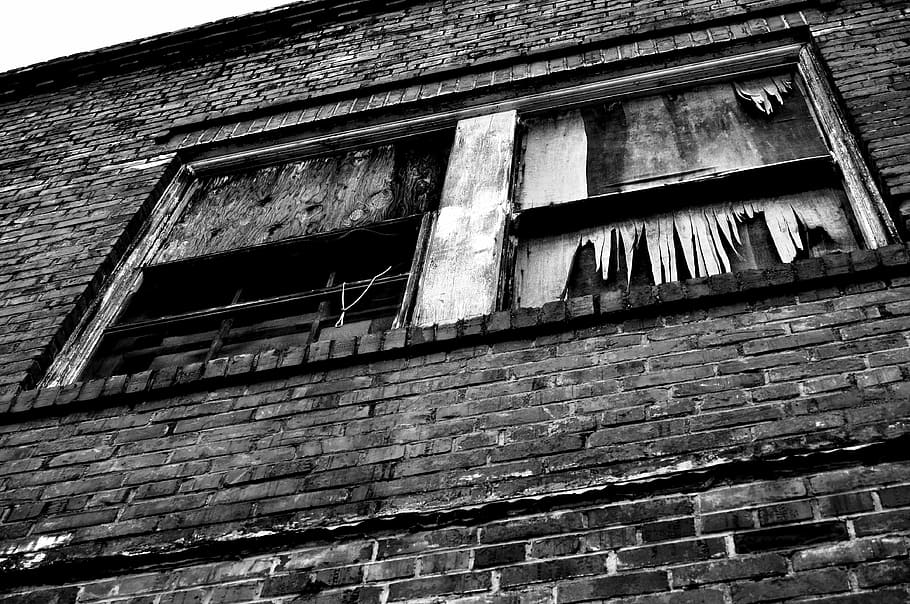 vell, trencat, finestra, edifici, rústic, blanc i negre, exterior de l'edifici, arquitectura, paret de maó, estructura construïda, abandonat, putrefacció, casa, cap gent, sostre, vista d’angle baix, maó, paret, resistent, dia, barri residencial, espatllat, funció de construcció de parets, aixafar, declivi, deteriorament, a l'aire lliure, arruïnat, 4K