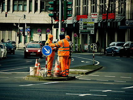 tre, menn, stående, midten, vei, arbeidere, veiarbeidere, nettstedet, arbeid, veiarbeid, eliminering, trafikk, by, Urban, gate, okkupasjon, transport, arkitektur, bygge eksteriør, ekte folk, bygget struktur, arbeider, motorkjøretøy, transportmiddel, gruppe med folk, bil, land kjøretøy, beskyttelse, sikkerhet, by gate, dag, utendørs, uniform, 4K, CC0, offentlig domene, opphavsrett gratis