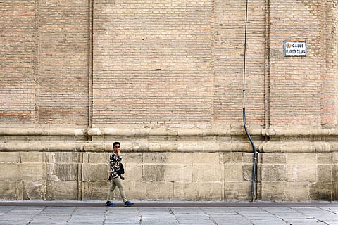 paret, maó, pedra, vell, textura, fons, gastat, construcció, cultura, arquitectura, mitjà, vermell, temple, materials, dones, frontal, fotografiar, taronja, esquerdes, caminar, carrer, ciutat, edifici antic, estructura, edifici, antiguitats, Església, catòlics, longitud completa, funció de construcció de parets, una persona, estructura construïda, estils de vida, persones reals, sendera, exterior de l'edifici, dia, homes, vista lateral, roba casual, nen, vorera, mascles, a l'aire lliure, 4K, CC0, domini públic, lliure de regalies