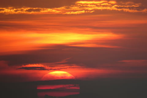 sol, platja, mar, rio, vaixell, beira mar, cel, núvol - cel, posta de sol, color taronja, bellesa a la natura, escenics - natura, cel dramàtic, naturalesa, tranquil·litat, cap gent, por, idíl·lic, escena tranquil·la, cloudscape, color vibrant, fons, vermell, multicolor, fosc, a l'aire lliure, cel romàntic, 4K, CC0, domini públic, lliure de regalies