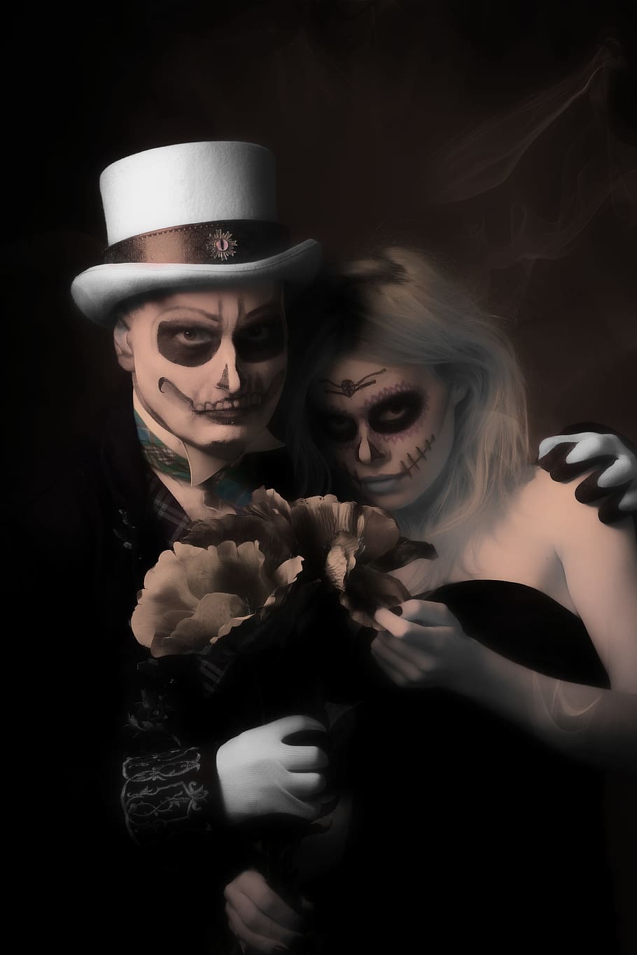 Halloween, bilden, Paar, Frau, Hut, Erwachsene, halten, Porträt, schwarzer Hintergrund, Studioaufnahme, Menschen, drinnen, Kleidung, junge Frau, Kopfschuss, junger Erwachsener, Freizeitbeschäftigung, Lebensstile, Frauen, Vorderansicht, echte Menschen, Kamera betrachten, zwei Menschen, Frisur, schöne Frau, 5K