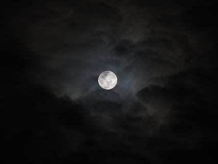 baixo, fotografia de ângulo, lua, luar, noite, nuvens, céu, lua cheia, Sombrio, noturno, brilho, terror, medo, espaço, astronomia, beleza na natureza, visão de baixo ângulo, scenics - natureza, natureza, lua planetária, nuvem - céu, tranquilidade, ninguém, cena tranquila, ao ar livre, exploração espacial, círculo, astrologia, 2K, CC0, domínio público, royalty free