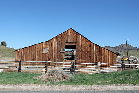 graner, vell, a l'oest, vermell, occidental, EUA, vell, oest, vermell, Occidental, oregon, rural, edifici, vell oest, escena rural, estructura construïda, cap gent, granja, imatge en color, arquitectura i edificis, material de fusta, abandonat, a l'aire lliure, cel clar, cobert, arquitectura, cel, exterior de l'edifici, edifici agrícola, dia, aixafar, còpia espai, paisatge, blau, naturalesa, resistent, deteriorament, ranxo, 4K, CC0, domini públic, lliure de regalies