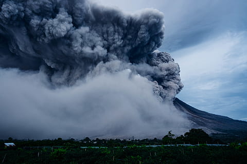 landschapsfotografie, groen, doorbladerd, bomen, vulkaan, explosie, natuur, uitbarsting, rook, huis, wolk, schoonheid in de natuur, wolk - lucht, milieu, hemel, geologie, berg-, kracht in de natuur, macht, uitbarstende, geen mensen, rook - fysieke structuur, landschap, waarschuwingsbord, land-, scenics - natuur, niet-stedelijke scène, actieve vulkaan, dag, buitenshuis, vulkanische krater, 5K, CC0, publiek domein, royaltyvrij