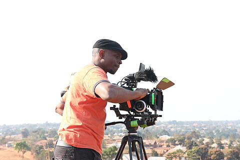 pfp, documental, producció, 2016, una persona, tres quarts de longitud, cel, homes, bicicleta, transport, adult jove, persones reals, estils de vida, home jove, roba casual, vista lateral, activitat d'oci, naturalesa, dia, de peu, cel clar, muntar a cavall, passeig, a l'aire lliure, 5K, CC0, domini públic, lliure de regalies