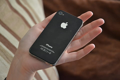 person, holding, black, iphone 4, apple iphone, meaning, iphone, telegon, phone, cellular phone, fast, call, sms, to write, smartphone, electronics, white, cell, hand, human hand, indoors, one person, close-up, human body part, arts culture and entertainment, black color, single object, text, gambling, opportunity, adult, focus on foreground, cards, communication, number, showing, finger, 2K, CC0, public domain, royalty free