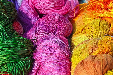 fir, material, culoare, roșu, verde, dispozitie, cusut, multi colorate, alegere, lână, cadru complet, textil, fundaluri, variație, nici o persoana, a închide, natură moartă, minge de lână, grup mare de obiecte, abundenţă, Colectie, de vânzare, artă și sculptură, în interior, Culoarea verde, moliciune, Violet, 2K, CC0, domeniu public, fără drepturi de autor