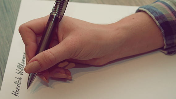 person, bedrift, sort, pen, hånd, hænder, finger, lys, tillid, human, kontur, neglelak, Foto, forlade, datailaufnahme, kuli, baggrund, overstregningstusch, desk pad, Sticky note, menneskelig hånd, menneskelig kropsdel, skrivning, tekst, tæt på, indendørs, en person, note pad, uddannelse, voksen, papir, blyant, læring, selektiv fokusering, håndskrift, dokument, teenager, 4K, CC0, offentligt domæne, royaltyfrie