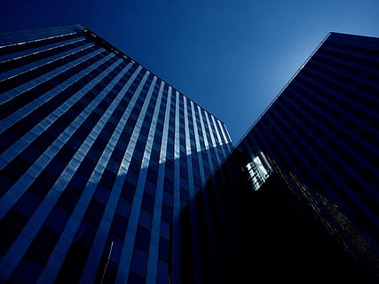 arquitectura, construcció, llum de la lluna, lluna, arquitectura, edifici, nit, per la nit, foscor, düsseldorf, Alemanya, ratlles, estructura construïda, exterior de l'edifici, modern, cel, ciutat, vista d’angle baix, exterior d’edifici d’oficines, cap gent, alta - alta, naturalesa, cel clar, blau, gratacels, oficina, llum solar, torre, patró, a l'aire lliure, 2K, CC0, domini públic, lliure de regalies
