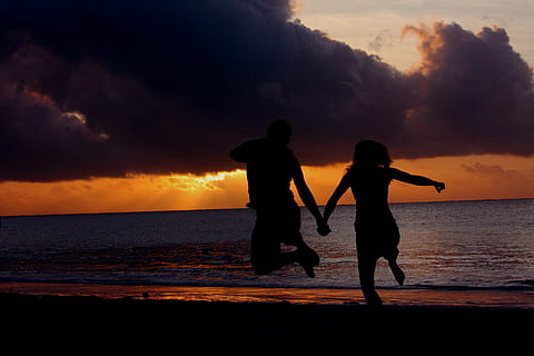 Schattenbildfoto, zwei, Person, Springen, Vorderseite, Karosserie, Wasser, Sonnenuntergang, Strand, Urlaub, Paar, romantisch, Sonne, Wolken, Ozean, Himmel, Meer, zwei Menschen, Silhouette, Zusammengehörigkeit, wolke - himmel, Horizont über Wasser, Land, Männer, Horizont, Schönheit in der Natur, Szenen - Natur, orange Farbe, Natur, Freizeitbeschäftigung, positive Emotionen, Paar - Beziehung, 2K, CC0, gemeinfrei, lizenzfrei