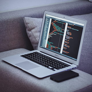 MacBook air, šedá, křeslo, paže paže, kódování, počítač, technologie, laptop, počítačový monitor, graf, podnikání, zmapovat, uvnitř, finance, Internet, data, nikdo, bezdrátové technologie, sdělení, spojení, nábytek, stůl, přenosné informační zařízení, den, moderní, počítačová síť, detail, počítačové vybavení, stálý život, vysoký úhel pohledu, 2K, CC0, veřejná doména, bez autorských práv