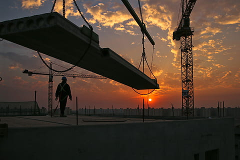 Baustelle, Konstruktion, Gebäude, die Architektur, Hochbau, Arbeit, Sonnenuntergang, Himmel, Silhouette, orange Farbe, wolke - himmel, gebaute Struktur, Natur, Kran - Baumaschinen, echte Menschen, Maschinen, Transport, eine Person, Männer, Verbindung, draußen, Industrie, Gebäudehülle, Lebensstile, Wasser, 4K, CC0, gemeinfrei, lizenzfrei