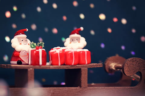 selectiu, fotografia, dos, figuretes de santa claus, taula, Pare Noél, figuretes, Nadal, celebració, decoració, hivern, regal, vermell, joguina, festa, temporada, neu, fons, a l'interior, infància, decoració de Nadal, representació, representació humana, natura morta, figureta, cap gent, art i artesania, enfocament selectiu, creativitat, primer pla, costat a costat, semblança masculina, 1080P, CC0, domini públic, lliure de regalies