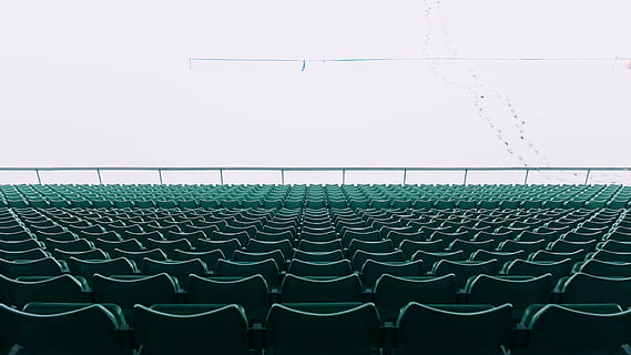 chaise verte beaucoup, stade, gradin, chaises, vide, rangées, Publique, la perspective, vert, des places, dans une rangée, chaise, siège, chaise pliante, espace de copie, absence, grand groupe d'objets, journée, à l'intérieur, personne, sport, ordre, répétition, ciel, ciel clair, gradins, cote à cote, culture artistique et divertissement, arrangement, salle, conformité, 4K, CC0, domaine public, libre de droits