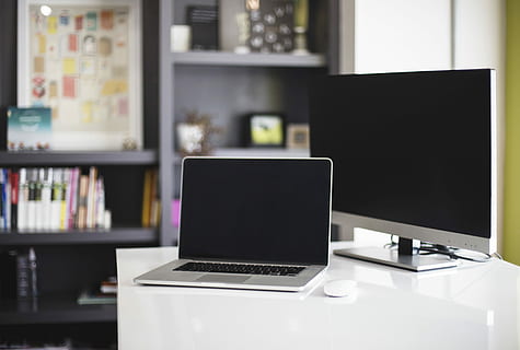 macbook, pro, ved siden af, sølv, overvåge, bord, top, hvid, træ-, computer, bærbar, bog sagen, arbejde, kontor, teknologi, trådløs teknologi, meddelelse, forbindelse, computerudstyr, indendørs, ingen mennesker, computerskærm, forretning, moderne, bærbar informationsenhed, møbel, skrivebord, fokus på forgrunden, skærm, stilleben, hjemmekontor, 5K, CC0, offentligt domæne, royaltyfrie