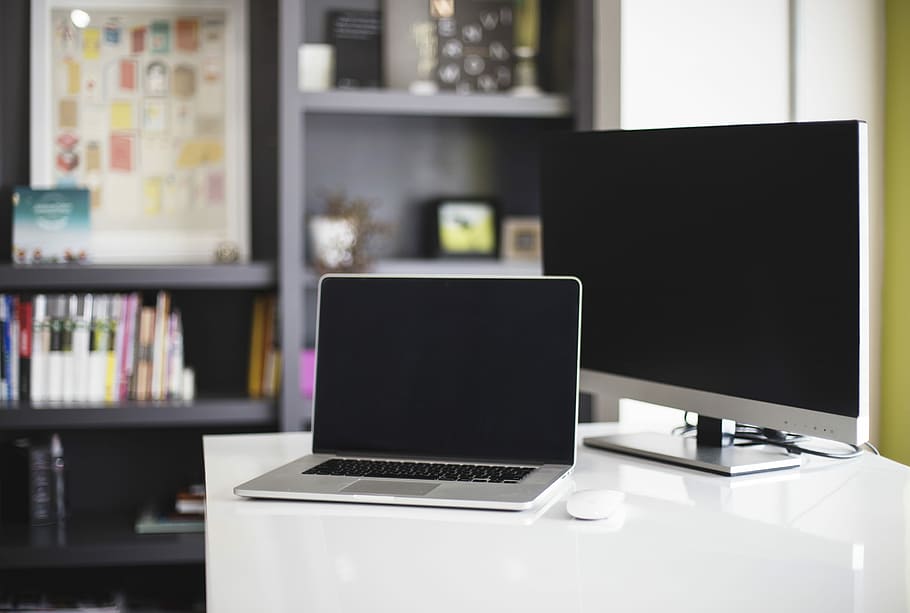 macbook, pro, ved siden af, sølv, overvåge, bord, top, hvid, træ-, computer, bærbar, bog sagen, arbejde, kontor, teknologi, trådløs teknologi, meddelelse, forbindelse, computerudstyr, indendørs, ingen mennesker, computerskærm, forretning, moderne, bærbar informationsenhed, møbel, skrivebord, fokus på forgrunden, skærm, stilleben, hjemmekontor, 5K