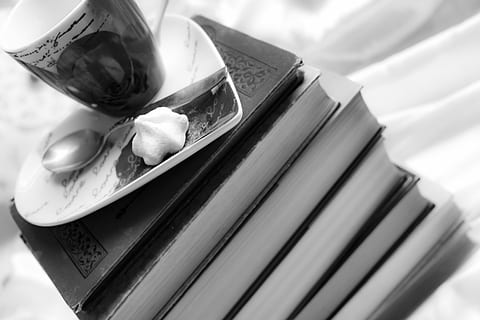 libros, apilar, amor, leer, educación, formar, formado, Hobby, ocio, mucho, grueso, café, vaso, tee, beber, recuperación, relajación, nadie, de cerca, adentro, día, comida y bebida, naturaleza muerta, cuchara, publicación, utensilio de cocina, utensilio para comer, frescura, vista de alto ángulo, mesa, enfoque selectivo, libro, centrarse en primer plano, comida, refresco, té, bebida caliente, taza de te, libro de tapa dura, vajilla, 5K, CC0, dominio público, libre de derechos