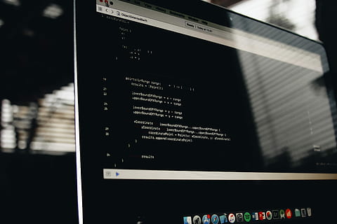 tourné, macbook, pro, code, écran d'ordinateur, La technologie, entrepreneur, la programmation, texte, la communication, architecture, écriture occidentale, signe, ville, personne, structure construite, information, affaires, panneau d'information, se concentrer sur le premier plan, extérieur du bâtiment, fermer, journée, la finance, nombre, affaire d'entreprise, en plein air, publicité, 2K, CC0, domaine public, libre de droits