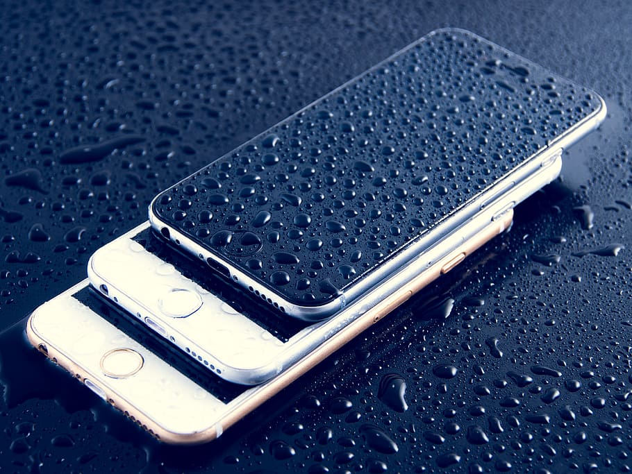 tres, iphone de colors assortits, aigua, gotes, iphone, ios, poma, 6s, més, blanc, mòbil, android, tecnologia, smartphone, pantalla, negocis, pluja, rosada, tirar, arc de Sant Martí, reflexió, fons, fred, humit, líquid, vidre, condensació, blau, aqua, guai, patró, bombolla, netejar, cap gent, primer pla, vista d’angle alt, natura morta, connexió, telèfon intel·ligent, tecnologia sense fils, taula, dispositiu d’informació portàtil, a l'interior, sol objecte, dia, telèfon mòbil, comunicació, centrar-se en primer pla, gota de pluja, equipament elèctric, 4K