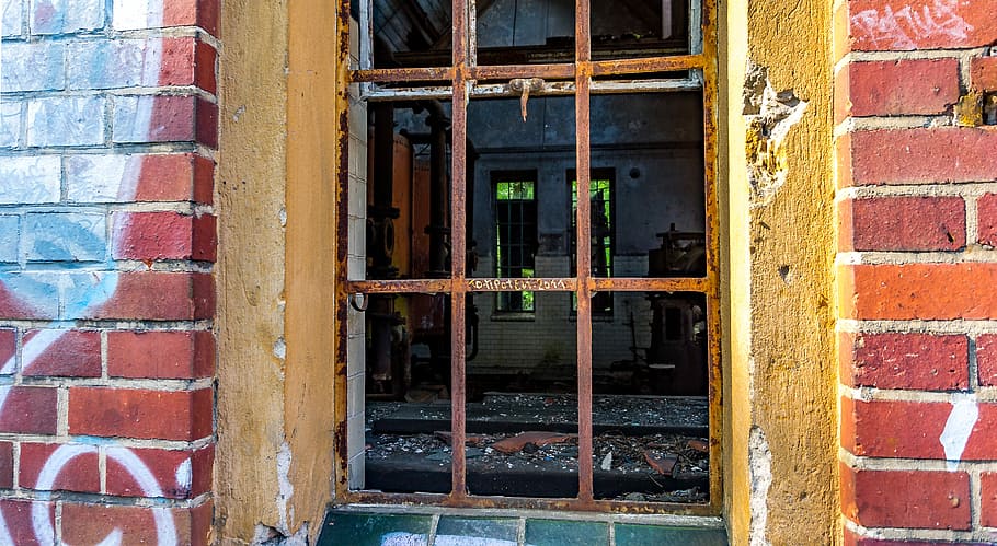 finestra, griglia, parete, all'aperto, vecchio, pietre, grattugiare, architettura, struttura costruita, esterno dell'edificio, muro di mattoni, mattone, nessuno, giorno, costruzione, caratteristica della parete, vetro - materiale, Casa, rosso, intemperie, metallo, quartiere residenziale, porta, telaio della finestra, 5K