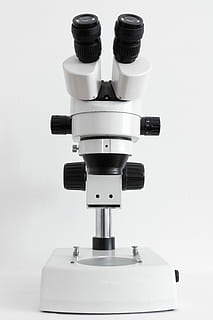 bianca, nero, microscopio, superficie, laboratorio, ingrandimento, attrezzatura, microbiologia, biologia, scienza, binoculare, in casa, girato in studio, nessuno, sfondo bianco, avvicinamento, tecnologia, natura morta, singolo oggetto, futuristico, apparecchio, macchinario, metallo, Inquadratura dal basso, Colore bianco, parte della macchina, due oggetti, copia spazio, ritagliare, volante, 4K, CC0, dominio pubblico, privo di copyright