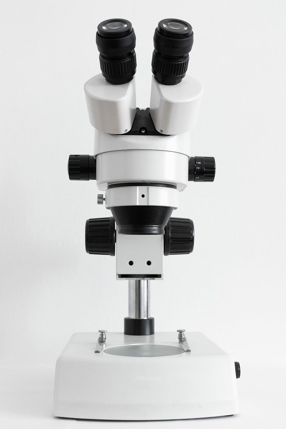 blanc, negre, microscopi, superfície, laboratori, ampliació, equipament, microbiologia, biologia, ciència, binocular, a l'interior, tir de l'estudi, cap gent, fons blanc, primer pla, tecnologia, natura morta, sol objecte, futurista, aparell, maquinària, metall, vista d’angle baix, Color blanc, part de la màquina, dos objectes, còpia espai, tallar, volant, 4K