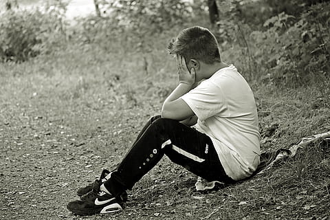 foto en escala de grises, hombre, participación, cara, sentado, campo de hierba, niño, triste, solo, sentar, sentado en la chaqueta, bosque, quiero estar solo, llorar, esconder la cara, no quiero tener contacto visual, solitario, pensativo, individualmente, rendirse, sin esperanza, sensación, A una distancia, rechazar, quiero que te dejen en paz, estar avergonzado, decepcionado, una persona, longitud total, tierra, estilos de vida, ropa casual, gente real, campo, día, vista lateral, machos, hombres, actividad de ocio, naturaleza, infancia, centrarse en primer plano, muchachos, al aire libre, depresión - tristeza, contemplación, 5K, CC0, dominio público, libre de derechos
