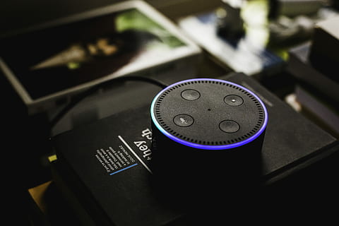 amazon echo dot, Senza titolo, amazon, punto echo, Tech, tecnologia, controllo vocale, avvicinamento, nessuno, numero, controllo, sceneggiatura occidentale, in casa, testo, concentrarsi sulle conoscenze acquisite, mezzi di trasporto, vista dall'alto, girato in studio, modo di trasporto, pomello, singolo oggetto, comunicazione, natura morta, comporre, due oggetti, color argento, 2K, CC0, dominio pubblico, privo di copyright