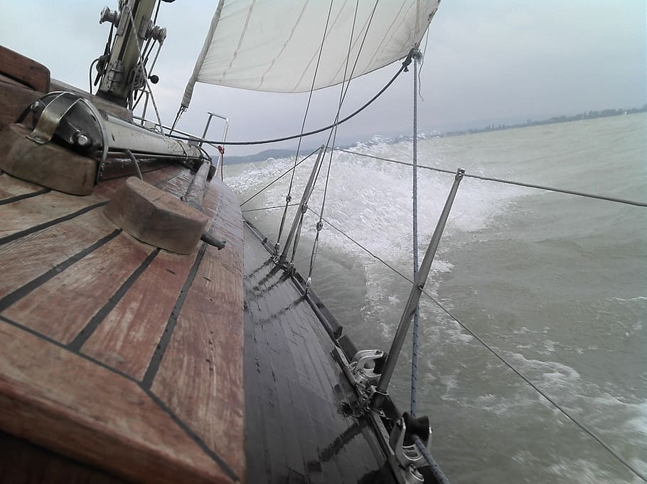 Boot, Karosserie, Wasser, tagsüber, Segeln, Wind, Sturm, Wolken, windig, Wasserfahrzeug, Meer, Segelboot, Bootsdeck, Yacht, Segelschiff, Transport, Abenteuer, Transportmittel, Natur, keine Leute, Himmel, Seil, Tag, Szenen - Natur, Schiff, draußen, Reise, Holz - Material, Schönheit in der Natur, Pole, Horizont über Wasser, Luxus, Takelwerk, 2K