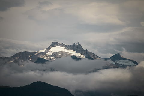 høj, vinkelfotografering, bjergkæde, dækket, sne, bjerg, tåge, himmel, klipper, Sky, topmøde, klippe, klint, overskyet himmel, bjergtop, tip, alaska, sky - himmel, scenics - natur, skønhed i naturen, kold temperatur, vinter, ingen mennesker, natur, rolig scene, snedækket bjerg, ro, miljø, landskab, udendørs, 5K, CC0, offentligt domæne, royaltyfrie