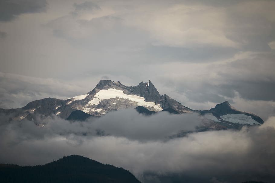 vysoký, úhlové fotografování, pohoří, pokryté, sníh, hora, mlha, nebe, skály, mrak, summitu, Skála, útes, zatažená obloha, vrcholek hory, tip, Aljaška, mrak - nebe, scenics - příroda, krása v přírodě, studená teplota, zimní, nikdo, horský vrchol, Příroda, klidné scény, zasněžené hory, klid, životní prostředí, krajina, venku, 5K