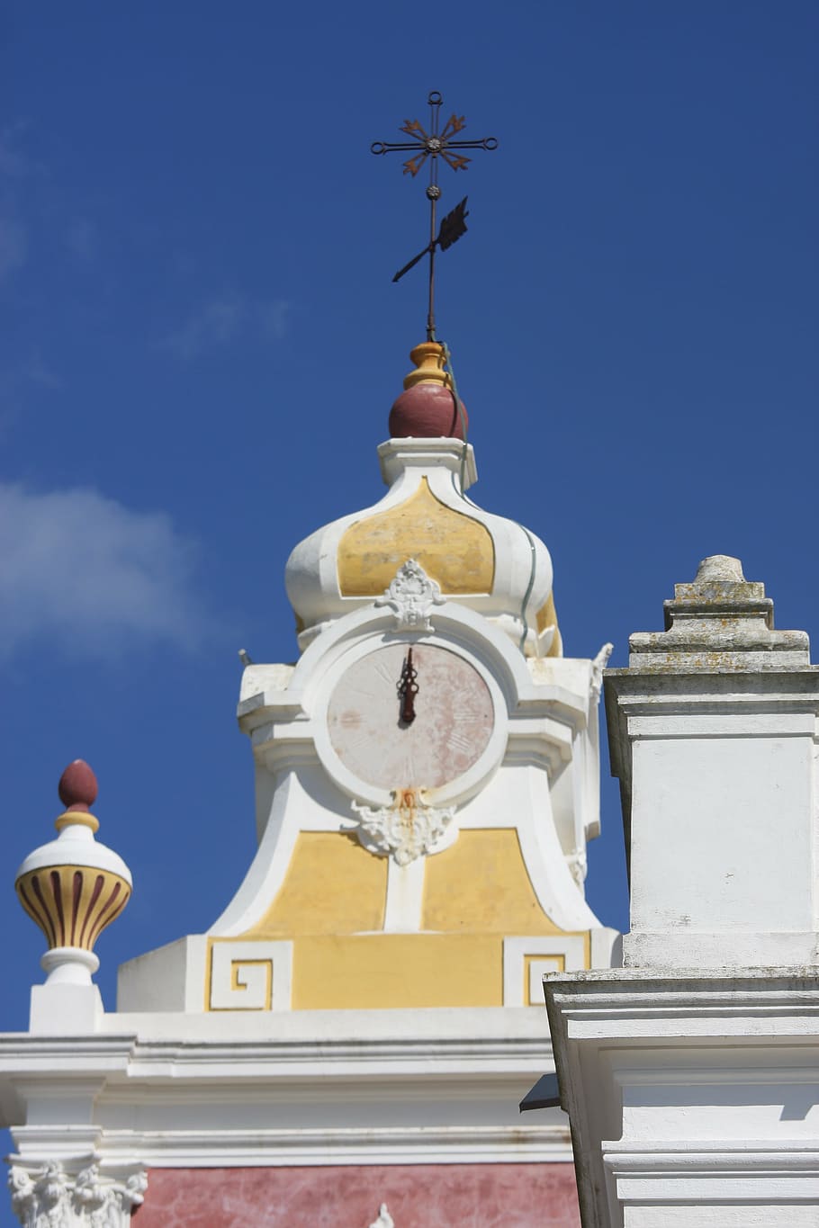 orologio, Torre, soffitto, architettura, cielo, credenza, spiritualità, religione, luogo di culto, esterno dell'edificio, Inquadratura dal basso, struttura costruita, costruzione, nessuno, giorno, natura, blu, attraversare, color oro, rappresentazione, Colore bianco, all'aperto, 4K