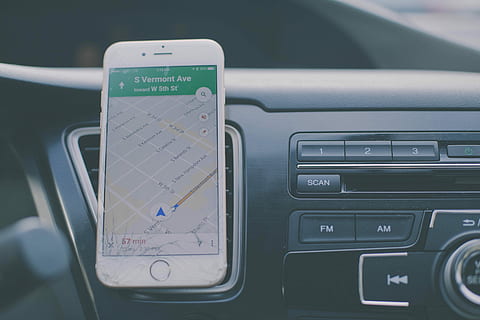 plata iPhone 6, frontal, aire condicionat del cotxe, post-2016, post -2016 iphone, vehicle, titular del telèfon intel·ligent, telèfon, cotxe, navegació, mapa, panell, ràdio, controls, trencat, vidre, esquerdes, iphone, poma, la vida, viatjar, navegar, comunicació, transport, tecnologia, manera de transport, cap gent, orientació, tecnologia sense fils, primer pla, interior del vehicle, direcció, connexió, a l'interior, dispositiu d’informació portàtil, telèfon intel·ligent, nombre, text, guió occidental, 5K, CC0, domini públic, lliure de regalies